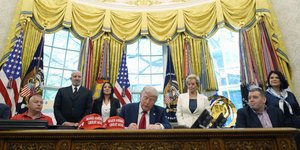 O πρόεδρος των ΗΠΑ Ντόναλντ Τραμπ υπογράφει διάταγμα στον Λευκό Οίκο