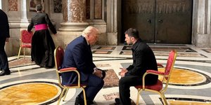 Οι πρώτες εικόνες από τη συνάντηση Τραμπ-Ζελένσκι, μέσα στη Βασιλική του Αγίου Πέτρου