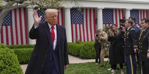 Ο Ντόναλντ Τραμπ στον Rose Garden λίγο πριν ανακοινώσει τους δασμούς