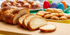 Πασχαλινά τσουρέκια και κουλούρια/ φωτογραφία: shutterstock