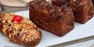 Πασχαλινά γεμιστά τσουρέκια στο 72H Artisanal Bakery