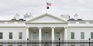 Μεσίστιες οι σημαίες στις ΗΠΑ με εντολή Τραμπ σε ένδειξη πένθους για τον πάπα Φραγκίσκο