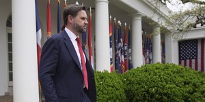 Ο Τζέι Ντι Βανς βγαίνει από τον Λευκό Οίκο