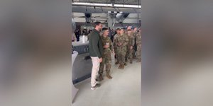 Γερμανία: Ο αντιπρόεδρος των ΗΠΑ Τζέι Ντι Βανς σέρβιρε μπύρα σε Αμερικανούς στρατιώτες