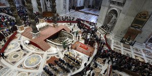 H σορός του Πάπα στη Βασιλική του Αγίου Πέτρου