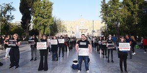 Διαμαρτυρία με πλακάτ απο vegans για το σφάξιμο αρνιών το Πάσχα
