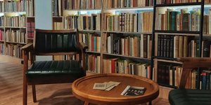 Βιβλία βιβλιοθήκες πολυθρόνες cafe