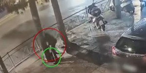 Η στιγμή που ο δράστης αφήνει την τσάντα με τη βόμβα έξω από τα γραφεία της Hellenic Train