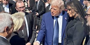 Χειραψία της Ούρσουλα φον ντερ Λάιεν με τον Ντόναλντ Τραμπ 