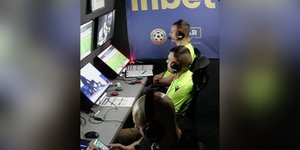 Βουλγαρία: Χειριστής VAR στοιχημάτιζε την ώρα του αγώνα -Η εικόνα που προκάλεσε έντονες αντιδράσεις