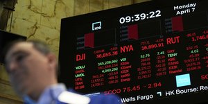 Το ταμπλό της Wall Street στην αρχή της συνεδρίασης της Δευτέρας, 7 Απριλίου