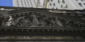 Το εξωτερικό του κτιρίου του χρηματιστηρίου της Νέας Υόρκης, στην Wall Street