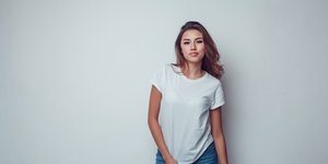 γυναίκα με λευκό μπλουζάκι