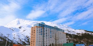 ﻿Το Begich Towers στο Γουίτιερ της Αλάσκας αποτελεί παράδειγμα ολοκληρωμένης αρχιτεκτονικής / WIKIPEDIA