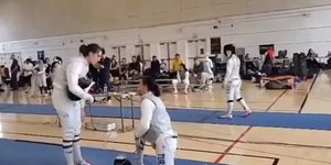 Αθλήτρια ξιφασκίας γονατίζει μπροστά σε διεμφυλική αντίπαλο