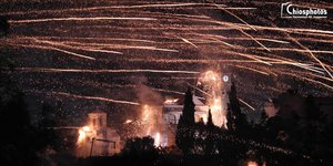 Αναβίωσε και φέτος το έθιμο του ρουκετοπόλεμου στη Χίο