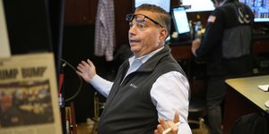 Εργαζόμενος στην Wall Street απορεί με τις διακυμάνσεις των δεικτών