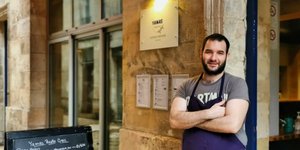 Ο Γιάννης Σοφιός έξω από το ελληνικό εστιατόριό του στο Μπορντό