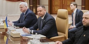 Ο Αντρίι Γερμάκ στη μέση της ουκρανικής αντιπροσωπείας, κατά τις διαπραγματεύσεις με τις ΗΠΑ στη Σαουδική Αραβία