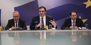 Ο αναπληρωτής υπουργός Νίκος Παπαθανάσης, ο υπουργός Εθνικής Οικονομίας και Οικονομικών Κυριάκος Πιερρακάκης και ο υφυπουργός Θάνος Πετραλιάς