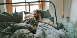 Ζευγάρι στο κρεβάτι