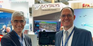 Ο Γ. Κατινιώτης, CEO Acromove,με τον Γ.Μενεξή, CEO SCYTALYS