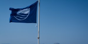 Γαλάζια σημαία σε ελληνική παραλία