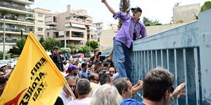 Ιδιοκτήτες ταξί συγκεντρώθηκαν έξω από το υπουργείο Μεταφορών