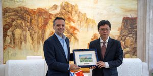 Ο Χάρης Δούκας με τον δήμαρχο της Σαγκάης