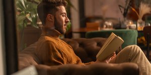 άνδρας διαβάζει