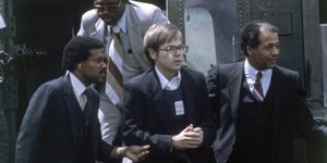 Αστυνομικοί συνοδεύουν τον John Hinckley Jr. το 1981