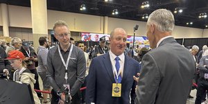 Στο κέντρο ο Γκρεγκ Άμπελ, διάδοχος του Γουόρεν Μπάφετ στην Berkshire Hathaway / φωτογραφία AP