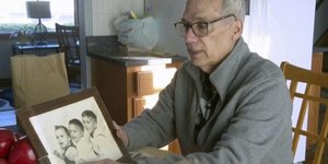 O Τζον Πρεβόστ δείχνει παλιά φωτογραφία των αδελφών του, περιλαμβανομένου του νέου Πάπα Λέοντος ΙΔ΄