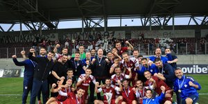 Οι παίκτες της ΑΕΛ πανηγυρίζουν την κατάκτηση του Super Cup