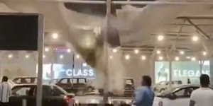 Στέγαστρο κατέρρευσε στο διεθνές αεροδρόμιο του Δελχί στην Ινδία, λόγω βροχοπτώσεων