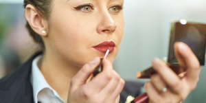 Ο αναπάντεχος λόγος που οι αεροσυνοδοί πρέπει να φορούν πάντα κόκκινο κραγιόν