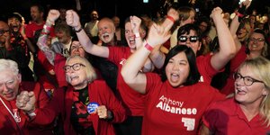 Οπαδοί των Εργατικών της Αυστραλίας πανηγυρίζουν 