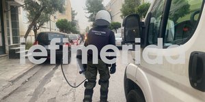 Αγία Βαρβάρα: Έφοδος ΕΚΑΜ-Δίωξης Ναρκωτικών σε εργατικές πολυκατοικίες -Βρήκαν τσουβάλι με λεφτά και ναρκωτικά