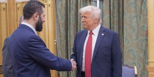 O πρόεδρος των ΗΠΑ Ντόναλντ Τραμπ με τον μεταβατικό πρόεδρο της Συρίας, Αχμέντ αλ Σάρα