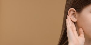 Γυναίκα πιάνει το αυτί της