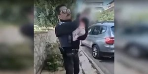 Ο αστυνομικός της ομάδας ΔΙ.ΑΣ. που πήρε στα χέρια του το μωρό που είχαν παρατήσει σε κάδο στον Άλιμο
