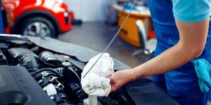 Έλεγχος λαδιών στο αυτοκίνητο 