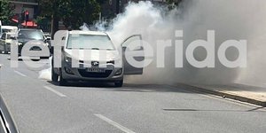 Αυτοκίνητο έπιασε φωτιά εν κινήσει στη Μιχαλακοπούλου
