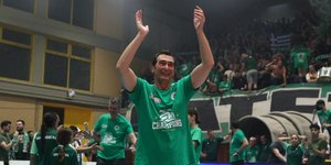 Ο προπονητής του Παναθηναϊκού πανηγυρίζει τον τίτλο
