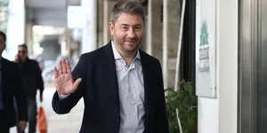 Ο Νίκος Ανδρουλάκης χαιρετά, μπαίνοντας στη Χ. Τρικούπη 