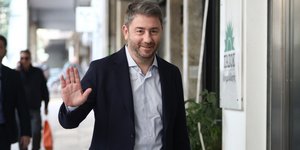 Ο Νίκος Ανδρουλάκης χαιρετά, μπαίνοντας στη Χ. Τρικούπη