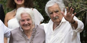 Ο Ουρουγουανός πρώην πρόεδρος Χοσέ «Πέπε» Μουχίκα κι η σύζυγός του Λουσία Τοπολάνσκι