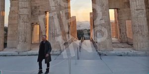 Στιγμιότυπο από τα γυρίσματα του Άνθιμου Ανανιάδη στην Ακρόπολη