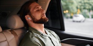 Άντρας προσπαθεί να ηρεμήσει μέσα στο αυτοκίνητό του