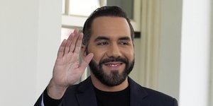 Ο Ναγίμπ Μπουκέλε